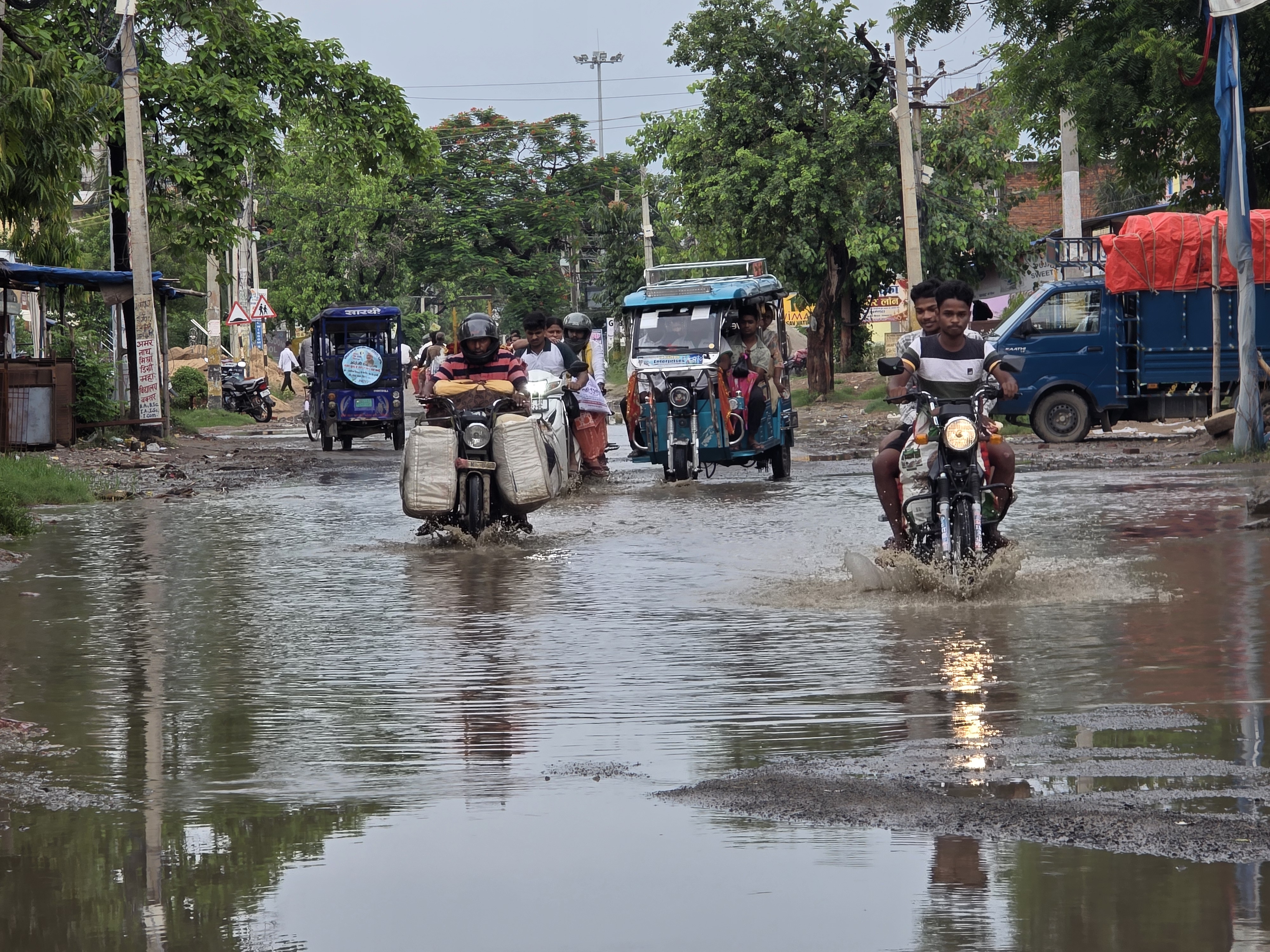 बक्सर में आधे घंटे की बारिश से नगर हुआ पानी-पानी, नाला सफाई व्यवस्था की खुली पोल