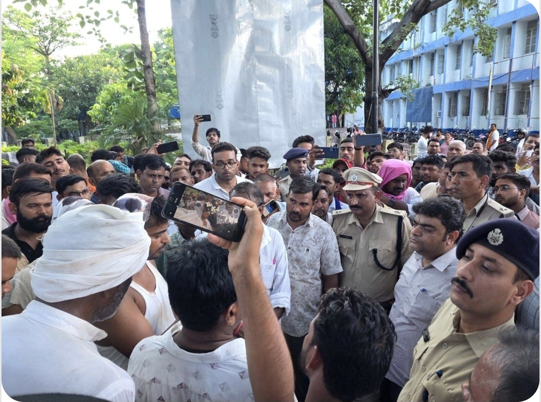 इटाढ़ी में जमीन विवाद बना खूनी संघर्ष, सरपंच की पीट-पीटकर हत्या; दो बेटे घायल, सड़क जाम